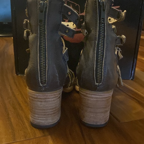 Freebird Casandra sandal in an 8. - Picture 3 of 6